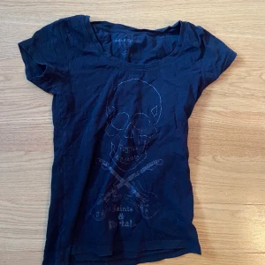 Y2k svart T-shirt  - Y2k svart T-shirt med dödskalle tryck. Använd men i bra skick! Skönt tunt material! 