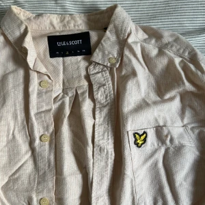 Skjorta - Skjorta från LYLE&SCOTT. Randig med vit och rosa färg. Storlek M och true to sizr. Inga fläckar eller skador. Perfekt till sommaren ☀️