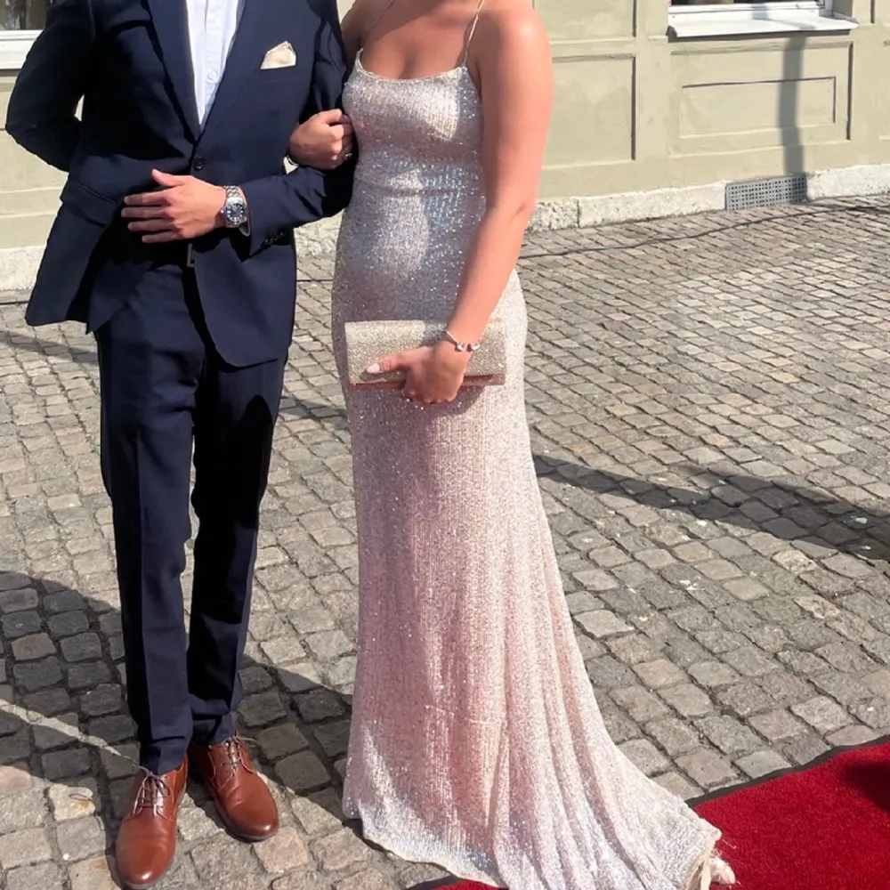 Intressekoll på min balklänning. Använd vid ett tillfälle, nypris 6999. . Mekot.