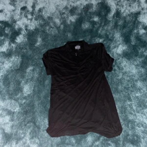 Siksilk t shirt i mocka. - En t shirt som är använd i gott skick och inga tecken på skador.