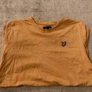 Hej, säljer denna Lyle&Scott T-shirten i Junior strl 14-15 år vilket motsvarar ca 160cm i längd. Den är i ett mycket fint skick och har använts få gånger. Vid fler bilder eller frågor kan ni höra av er😊