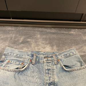 Ljusblå zara jeans, Baggy, herr.  Storlek: EU 38 Tryck på ”Köp Nu” för att köpa. 
