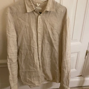 Arket linneskjorta  - Beige linneskjorta i bra skick från arket! Storlek 52(L), nypris 700