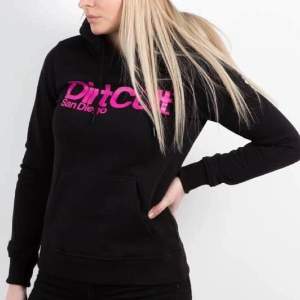 En inprincip oanvänd dirtcult hoodie med rosa text, i storlek S. Nypris är ca 699kr jag säljer den för 400, vid snabb och bra affär 350kr inklusive frakt som köparen står för. Kom privat för egna bilder. TRYCK INTE PÅ KÖP NU KNAPPEN