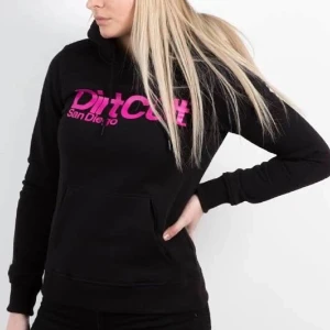  dirt cult tröja - En inprincip oanvänd dirtcult hoodie med rosa text, i storlek S. Nypris är ca 699kr jag säljer den för 400, vid snabb och bra affär 350kr inklusive frakt som köparen står för. Kom privat för egna bilder. TRYCK INTE PÅ KÖP NU KNAPPEN