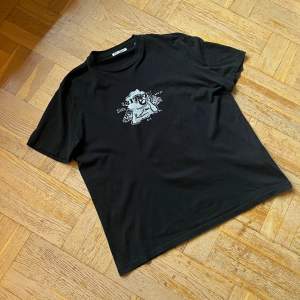Our Legacy Box T - Shirt  Storlek: 48 / M  Skick: Gott skick , finns täcken på använding men inget man ser om man inte anstränger sig 