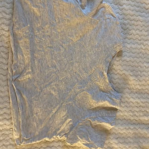 Croppad t shirt  - Snygg croppad t shirt som man kan ha över tex ett spetslinne🥰 kom me bud  