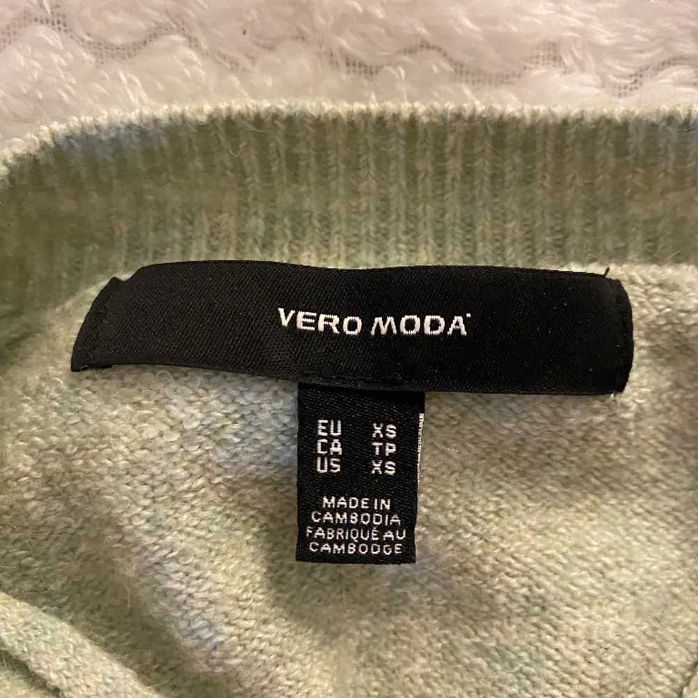 Ljusgrön as fin Stickad tröja från vero Moda i st XS och passar upp till M ungefär. Köpt för 349, använt ca 5 gånger 🥰. Stickat.