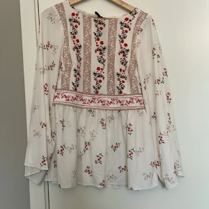 Söt blus - Underbar blus. Broderad i midjan, vida ärmar. Använd 1 gång. 