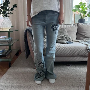 Jeans!  - Så snygga jeans med coola detaljer! MIDJEMÅTT:78cm INNERBENSLÄNGDEN:81cm