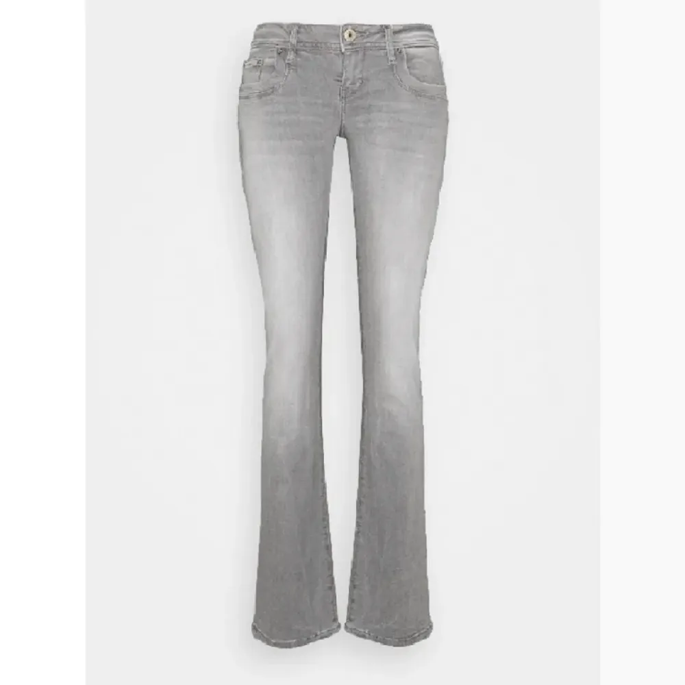 Jättetrendiga lowwaist bootcut ltb valerie jeans som är slutsålda i alla storlekar💓 . Jeans & Byxor.
