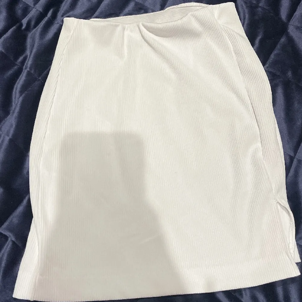 Jättefin kort vit kjol från hm i storlek xs💓Använd fåtal gånger och är i bra skick🤍. Kjolar.
