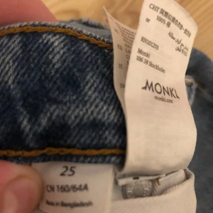 Jeans - Fina högmidjade/mittenmidjade jeans från monki💗köparen står alltid för frakten🙏 jeansen har hål på var sin sida längst ner på vardera ben. Skickar gärna bild på dom!