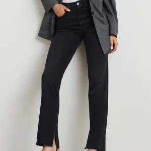 Jeans Gina tricot  - Mörkgrå Jeans med slits från Gina 😍😍😍tror jag köpte de för 600