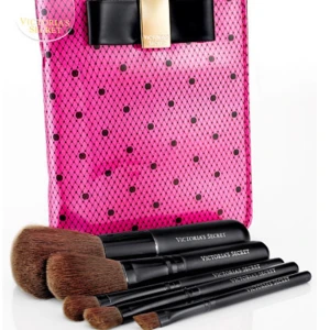 Victorias secret sminkborstar och fodral set - Säljer detta Victorias secret sminkborstar och fodral setet❤️ användt fåtal gånger men tvättat! Köpt för ca 450kr 