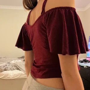 Topp - Super fin vinröd topp köpt här på Plick, off shoulder med fina volanger, skulle säga storlek S❤️❣️