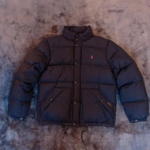 Ralph lauren jacka - Säljer min snygga Ralph lauren dunjacka i storlek M. Jätte bra skick inga hål etc.. ingen luva därav låga priset, som är också förhandlingsbart.  Öppen till byten