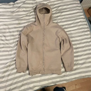 Svinfet balaclava hoodie - Beige balaclava hoodie från weekday som sitter helt perfekt!  Nyskick!!! Försten till kvarn!