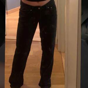 Svart / mörkgrå jeans från lager 157, ge gärna prisförslag!💗 dessa är i low waist