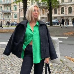 Kort svart kappa - Säljer denna svarta korta kappa ifrån Monki. Kostar 599kr på hemsidan, endast använd en höst så i mycket bra skick.