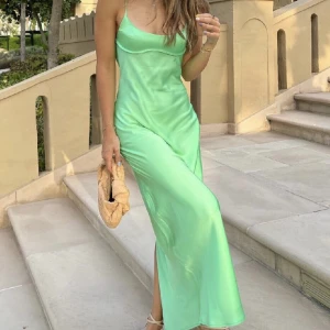 Satin klänning - Lånade bilder pga. att den ej passar mig. Så fin grön satinklänning från zara som är populär och helt slutsåld💚