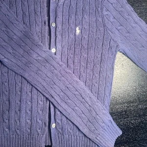 Ralph Lauren Kofta - Säljer min älskade Ralph Lauren Cable-Knit kofta i färgen marinblå. Storlek L/M. Skick 6/10. Nypris 2495kr mitt pris 1299kr inkl frakt. Hör av er om ni har några funderingar!!<3