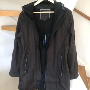 Jacka / Kappa - Allväderjacka/regnjacka från Ilse Jacobsen. Aldrig använd & med lappen kvar. Storlek 40 men passar dig som har storlek 38 i vanliga fall! Nypris 2700kr
