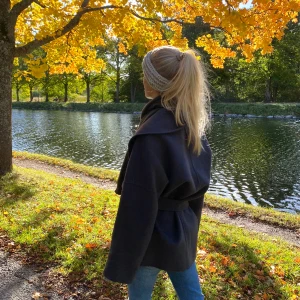 Virningskit  - 💛Hårband💛 Köp ett komplett virningskitt för nybörjare, med allt du behlver för att virka det finaste hårbandet!! Garnet är gjort av 100% återvunnet garn💛Välj mellan färgerna: beige, marinblå, grå och cremevit. 