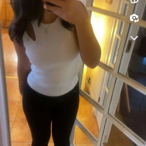 Topp - Vit topp säljes, skriv vid frågor eller intresse❤️