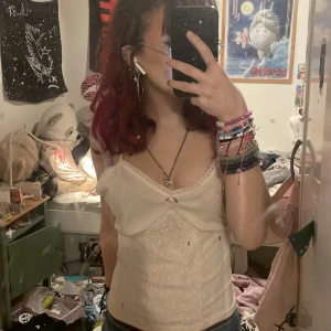 Linne  - Storleken är xs men skulle fjuniga för folk som har m eftersom jag igentilgen har xs och den är väldigt stor. Den är ganska stretchig och är relativt stor vi bysten men otroligt vacker och i bra skick bara andvändt typ 4 gånger