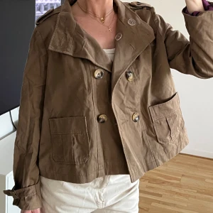 Kort trench coat - Superfin mjuk trench Coat. Strl XL men jag är strl S och sådär sitter den på mig.