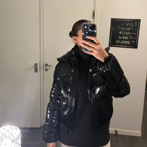 Pufferjacka - Säljer en pufferjacka i strl XS då den ej kommer till någon användning längre, den är köpt för 499kr och säljer den för 300kr