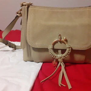 Äkta väska See By Chloé - Äkta väska från See By Chloé, which is in good condition. Its size is 28cm and can fit a lot of stuffs inside. Easilly matched with daily outfits and also very comfortable to wear all day long. Butik pris: 6480kr