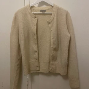 Kofta - Krämfärgad kofta från HM, knappt använd. 