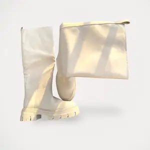 Boots från Hm.  Storlek: 39 Material: Konst läder Helt ny, men utan prislapp.