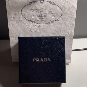 Prada armband - Stor i storleken Skick 9,5/10 Nypris: 5000 Mitt pris: 3000 Pm för mer info