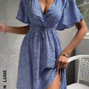 Klänning  - Säljer en klänning för att den är för stor. Använd typ 3 gånger förra sommaren  Fins en knut vid midjan med den går tyvärr inte att justera.