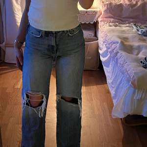 Eftertraktade Wide legged jeans från Zara. Finns ej att köpa i butik och har aldrig blivit använda.💕