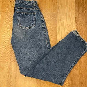 Jeans från Jeanology - Ett par byxor från Jeanology i storleken 29-32. Skicket på byxorna är 8-10 bara att höra av er om ni har frågor