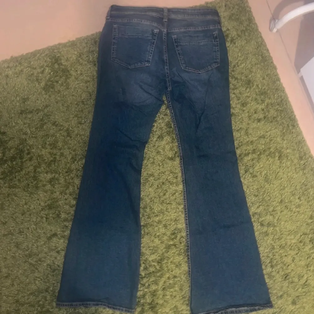 Bootcut jeans endast använda 1 gång 🥰. Jeans & Byxor.