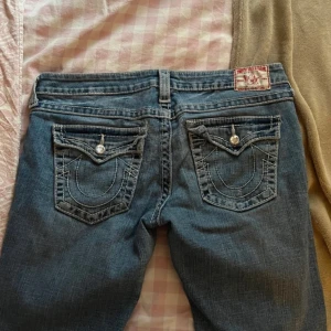 True religion jeans - Lågmidjade bootcut true religion jeans! Knappast använda, köpte de i somras men de är lite för korta för mig tyvärr och sitter lite tajt vid midjan för mig. Gott skick och bekväma! Har som små diamanter som detaljer. Skriv för mer info eller foton! 