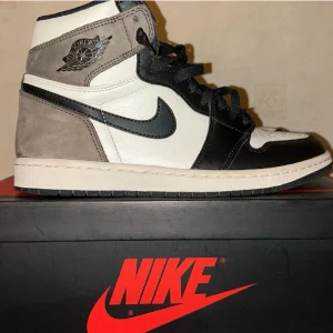 Jordan 1 mocha - Cond 9/10 Använda ett fåtal gånger ⭐️ Vid frågor tveka inte på att höra av dig🗣️ Pris kan alltid diskuteras💵