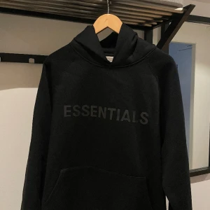 Essentials hoodie  - Storlek M men oversized  i nyskick   Fantastiskt kvalitet 🙌🏼 Pris är diskuterbart !