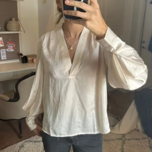 Beige blus  - Beige/ljus rosa blus från Y.A.S. Helt ny med prislapp och endast testad. Eventuella fläckar bilderna är från spegeln de sitter ej på tröjan!