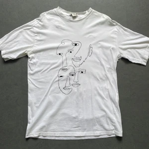 Oversized t-shirt - Snygg t-shirt som passar perfekt till ett år jeans t.ex. Det står att den är xxs men den är väldigt stor i storleken så den är oversized på mig som brukar ha s/m