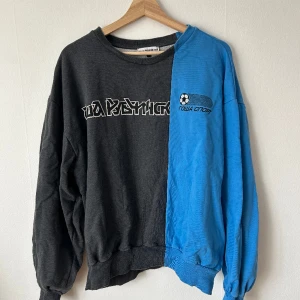 Gosha rubchinskiy - Gosha Rubchinskiy split crewneck blå/grå Boxy fit