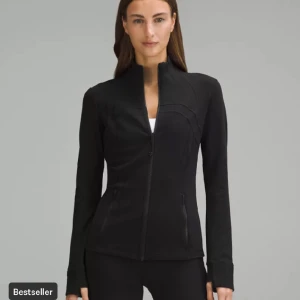 lululemon jacka - Säljer min lululemon define jacka då den är för stor 😿😿 Knappt använd så i topp-skick  🔥💝 Storlek 2 (amerikanska mått)