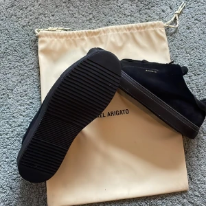 Arigato Skor - Säljer nu min Arigatos då dem ej kommer till användning/typ aldrig använda , Skick 9/10, storlek 43 men passar även 42
