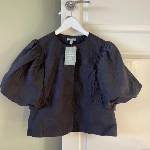 Blus med ballongärm - Säljer denna blusen från hm som är helt slutsåld, endast provad✨
