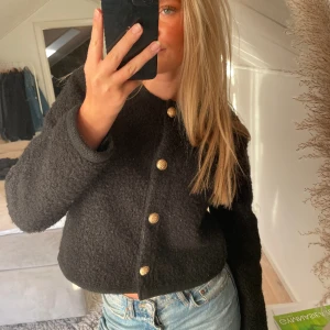 Svart kofta  - Säljer denna söta koftan med guld knappar då den tyvärr inte kommer till andvänding 🖤andvänd ca 2 gånger 